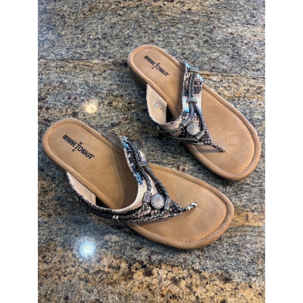 Minnetonka Snake Print Thong Sandals Embellished Comfort Wedge Flip Flops Size 9 - Picture 2 of 6